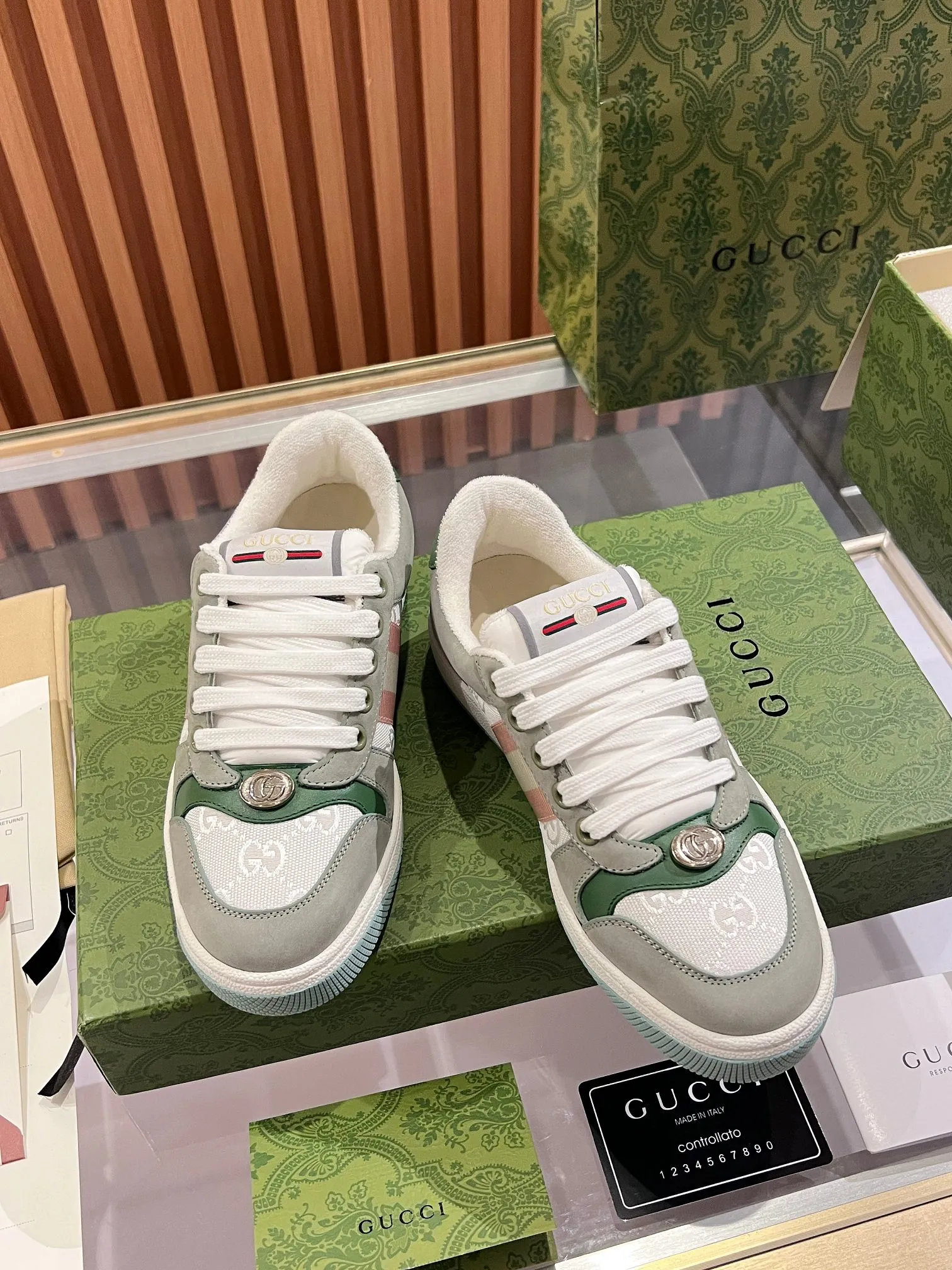 👟👟Ex-factory price 540👟👟 ⚡️Gucci Dirty Shoes Top factory quality, impeccable at the counter, the comfort is incredible. Retro distressed elements, washed retro logo on the tongue, metal double LOGO, 99% recognizable, full of Gucci elements; terry cloth lining, cowhide foot pads and 3mm latex are much more comfortable than real leather shoes. Environmentally friendly TPU wear-resistant outsole, soft and elastic. The inside of the tongue is made of imported elastic bands, which have great tension and won't strangle your feet. I don't develop the shoes without the original version. Only by getting the original version can the shoes be accurate and beat the market version instantly. Every stitch and every stitch is very tight and full. The debugging process is the most painstaking and requires no less than a hundred modifications before it is adjusted to the perfect state so that it can be worn comfortably by all foot types! Size 35-40 women’s model)